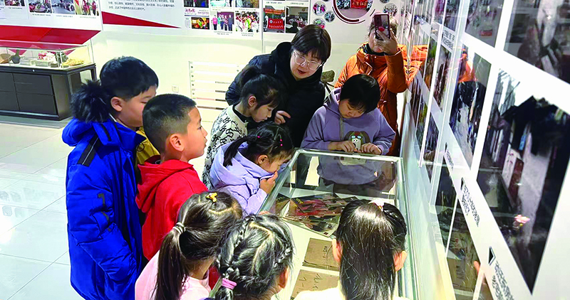 “澤潤五色花”課堂帶領(lǐng)孩子參觀砂山百年足跡展