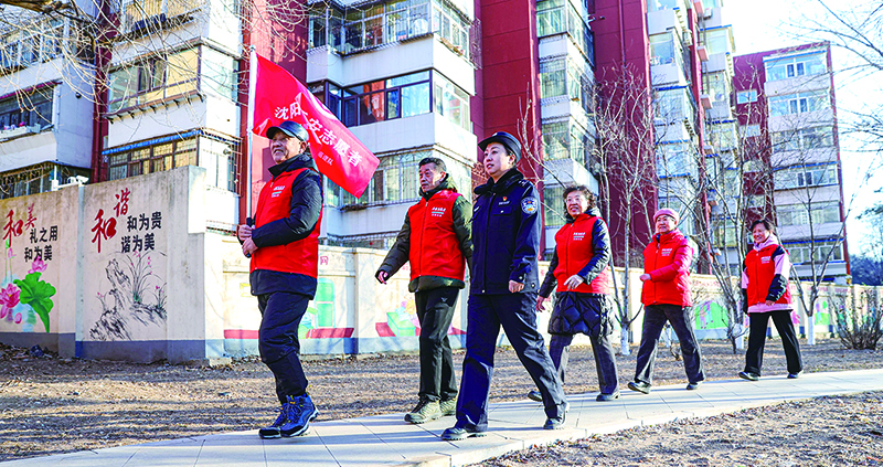 5-社區(qū)民警與志愿者深入轄區(qū)走訪，織密治安防范網(wǎng)絡(luò)。