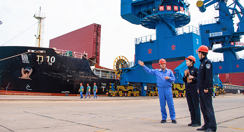 大連市公安局沿海安全保衛(wèi)局民警來到轄區(qū)企業(yè)走訪，了解企業(yè)急難愁盼問題。