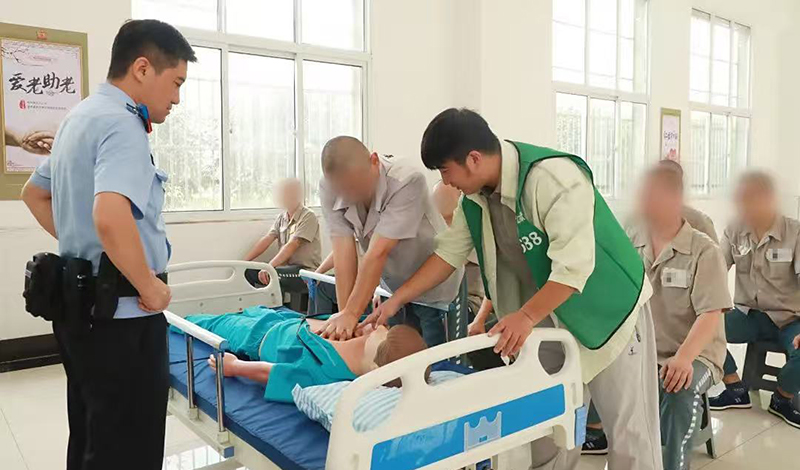 二題圖，營口監(jiān)獄罪犯進行急救技能實操。