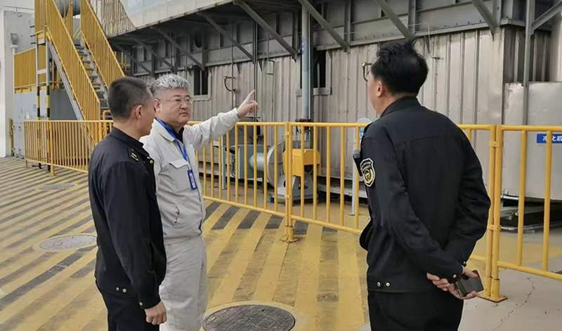 劉濤（中）對(duì)執(zhí)法過程提出監(jiān)督意見