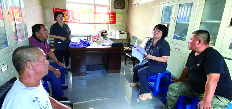 劉芳庭長（右二）在八一紅菱街道某村講解土地承包相關法律法規(guī)