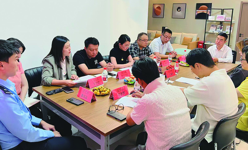 頭題圖，“涉外法治營商服務下午茶”座談會現(xiàn)場。