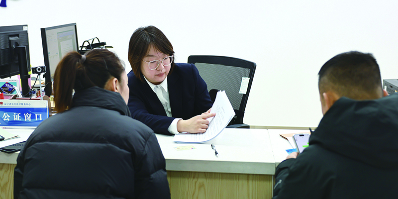 頭題圖，省公證處公證員為辦理公證業(yè)務(wù)的市民答疑解惑。 本報記者 沙興淼 攝