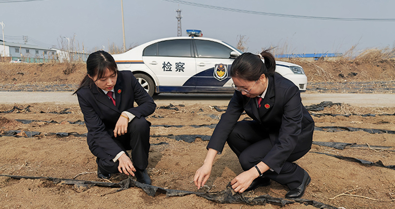 4月24日，檢察干警在千金鄉(xiāng)丁家村對(duì)農(nóng)用地內(nèi)廢棄農(nóng)用薄膜進(jìn)行取證