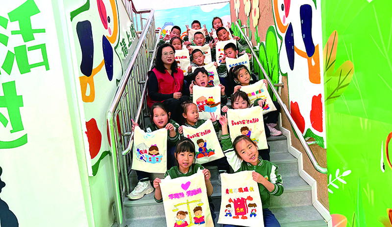 頭題配圖 孩子在帆布袋上畫(huà)出心中的“法”