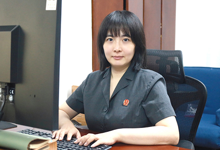 王新月 先用著,聯(lián)系記者看看能不能換長(zhǎng)袖的