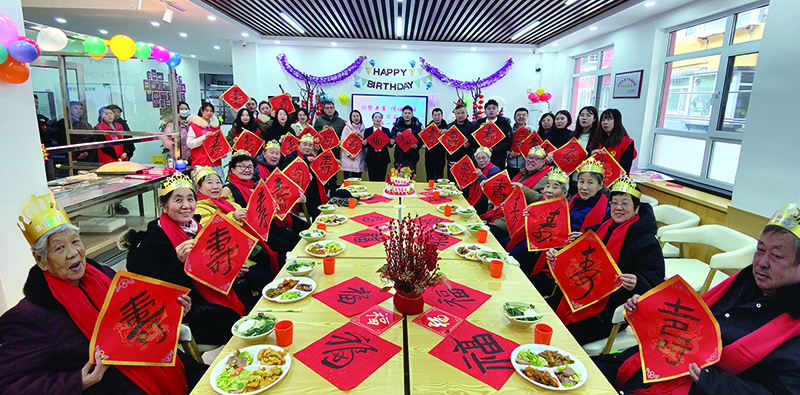 “鄰聚壽星 情滿多福”第一期生日會(huì)的幸福合影