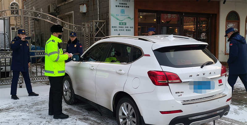 執(zhí)法人員處理違停車(chē)輛