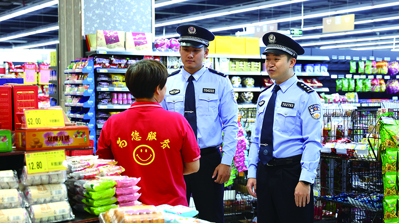 頭題圖，紅海派出所民警在重點(diǎn)商圈巡邏防控