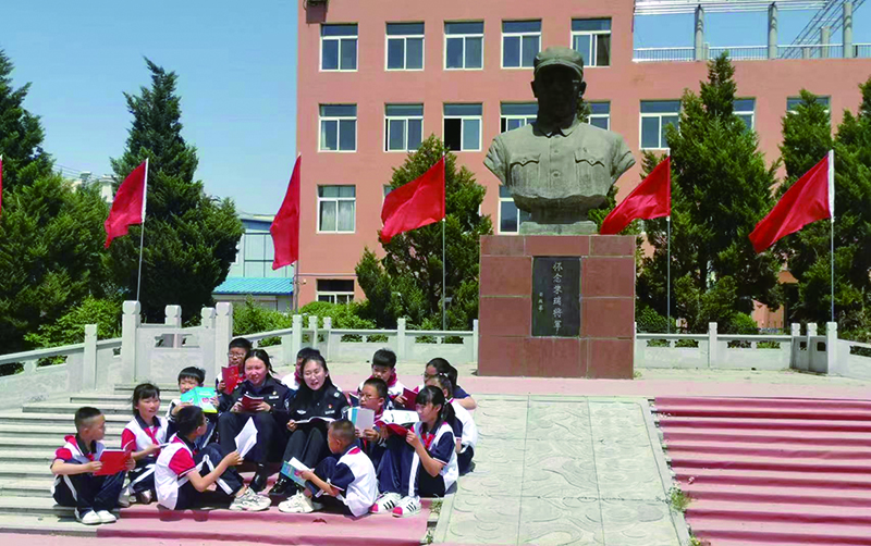 頭題圖,普法志愿者在愛國主義教育基地為學(xué)生們普法。