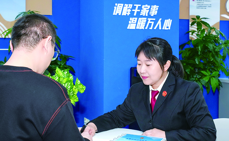 頭題圖，法官在綜治中心接待當(dāng)事人