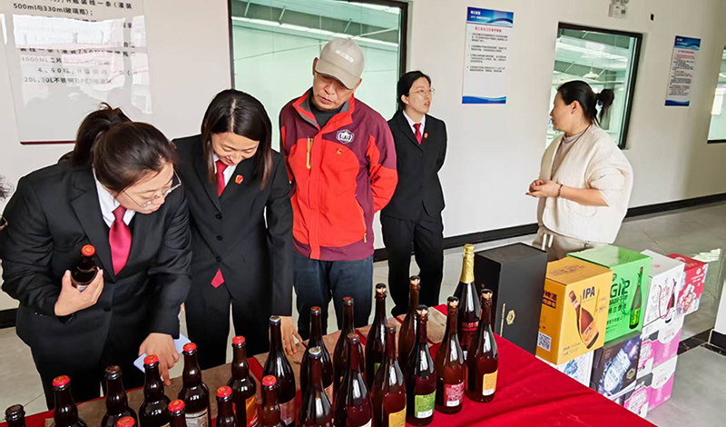 頭題圖,法院干警到啤酒企業(yè)開展“法治護企促發(fā)展”專項調(diào)研活動