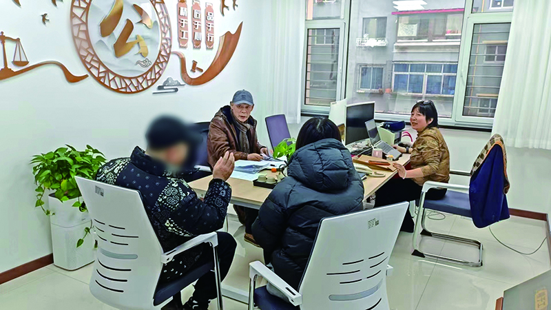 在撫順中院調(diào)解室,退休法官呂明、與調(diào)解員高紅(右一)調(diào)解一起物業(yè)服務(wù)合同糾紛案件