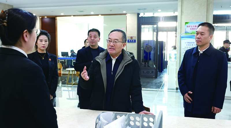 1月7日,省委常委、政法委書記鄭藝在盤錦市中級人民法院訴訟服務(wù)大廳與法院工作人員深入交流。 本報記者 孟浩 攝