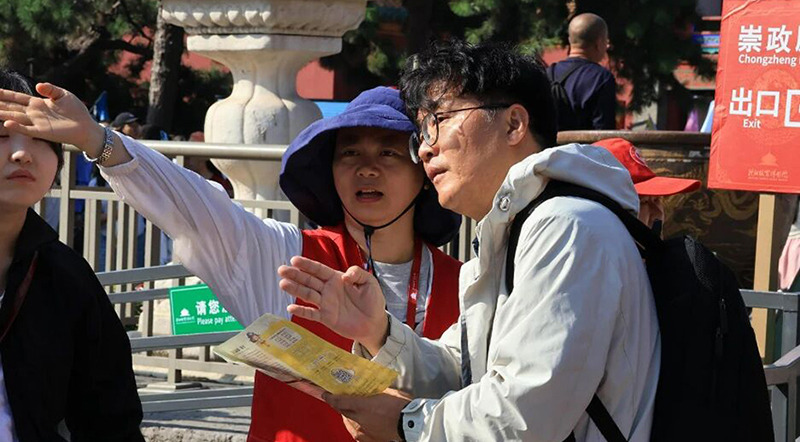 沈陽志愿者為游客提供貼心服務(wù)1