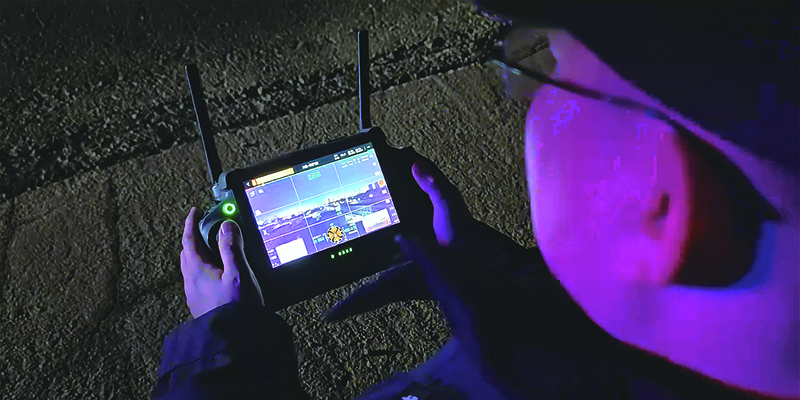 頭題圖,晚上8點(diǎn),建設(shè)派出所副所長趙哲正操控著搭載熱成像設(shè)備的無人機(jī)進(jìn)行夜間巡航。