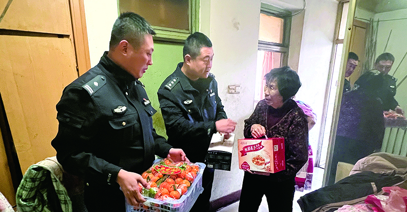 今年春節(jié)，長勝派出所民警看望李秀云老人