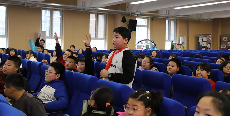 二題圖,普法進(jìn)校園現(xiàn)場(chǎng)