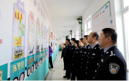 三題圖，民警參觀學(xué)校手工課堂作品