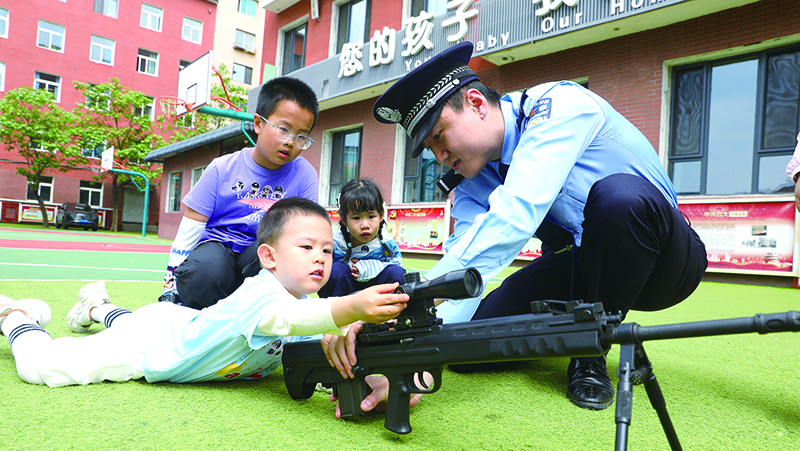 小朋友零距離感受警用裝備