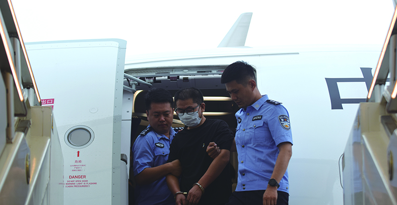 高某某被警方帶下飛機(jī) 本報(bào)記者 王聰 攝
