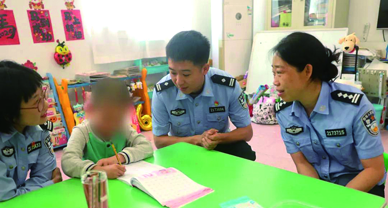 遼陽監(jiān)獄圖,民警耐心指導(dǎo)孩子書寫。孔繁提 攝