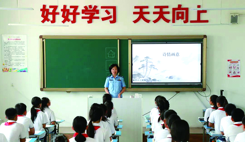 營口監(jiān)獄圖,民警為孩子們上美術(shù)課。 楊愛軍 攝