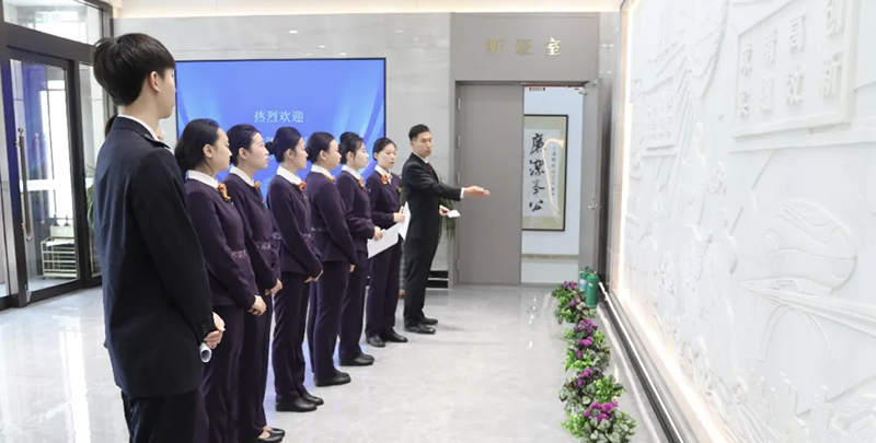 中國(guó)鐵路沈陽(yáng)局集團(tuán)有限公司大連客運(yùn)段的20余名職工來(lái)到大連鐵檢院（受訪單位供圖）